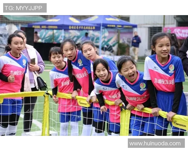 女孩挑战足球明星猜谜游戏，揭秘球场背后的明星魅力与技能秘诀