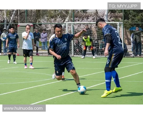 足球场上闪耀的小球星 用激情与梦想点亮未来之路